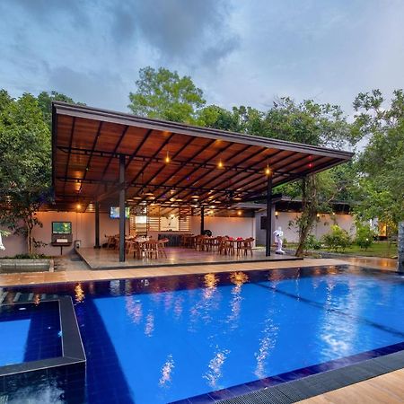 Atha Resort 锡吉里亚 外观 照片 The swimming pool at the hotel