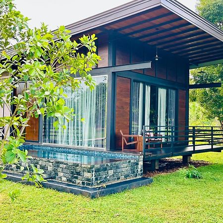 Atha Resort 锡吉里亚 外观 照片 A villa at the resort