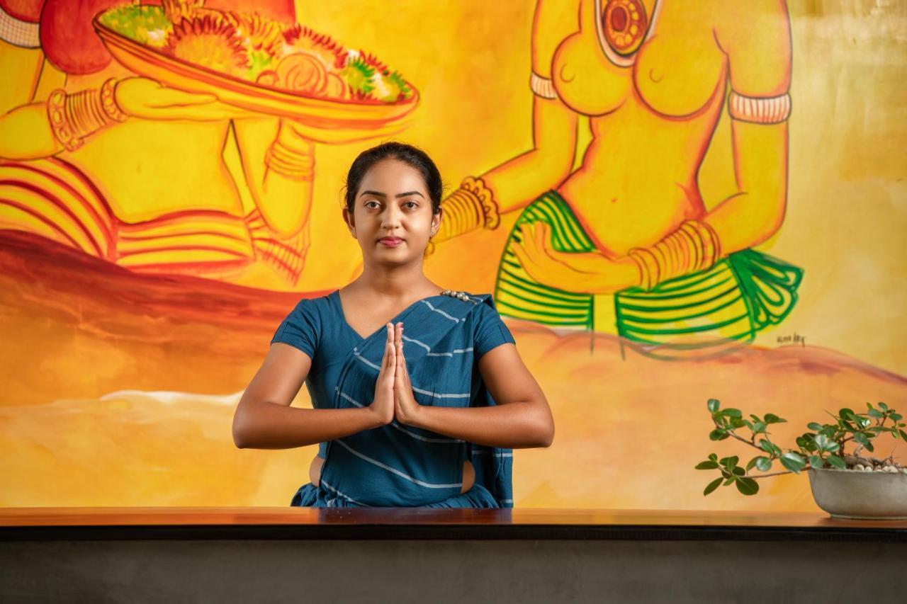 Atha Resort 锡吉里亚 外观 照片 A woman greeting with Namaste