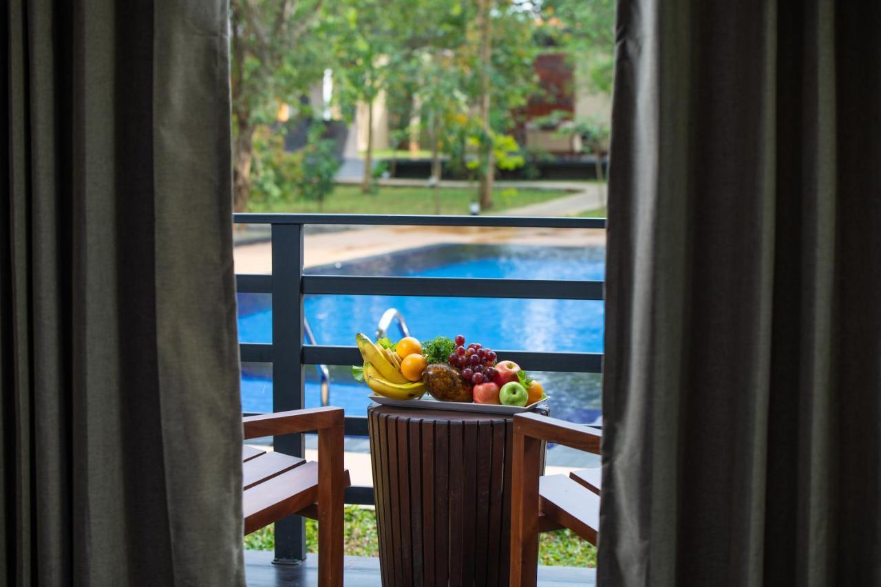 Atha Resort 锡吉里亚 外观 照片 The swimming pool at the hotel