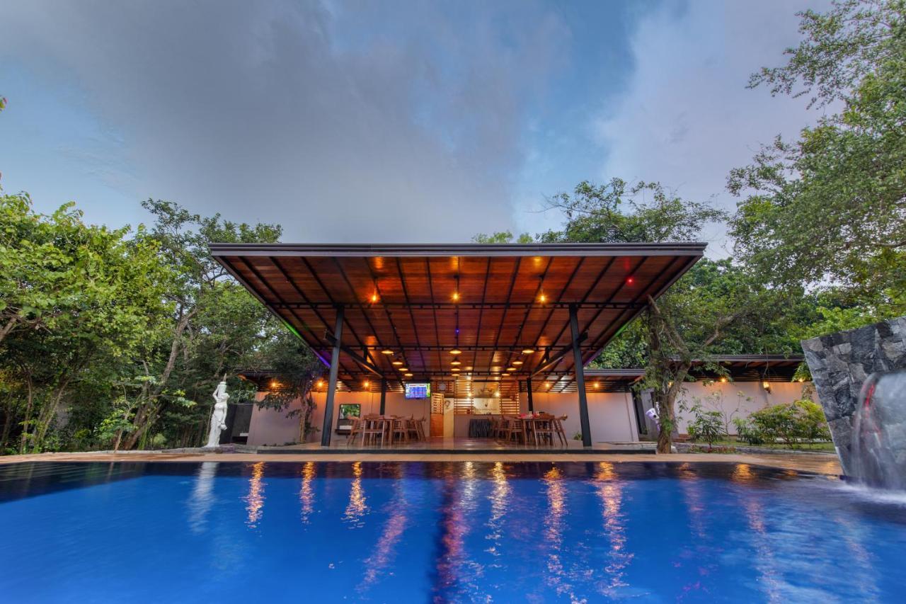 Atha Resort 锡吉里亚 外观 照片 The swimming pool at the hotel