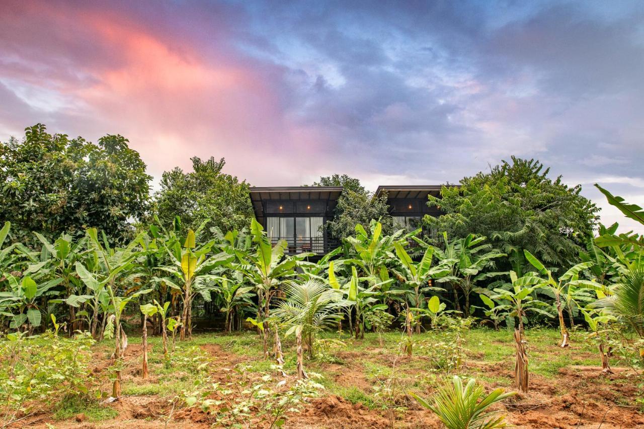 Atha Resort 锡吉里亚 外观 照片 The Black House, a private residence in the village