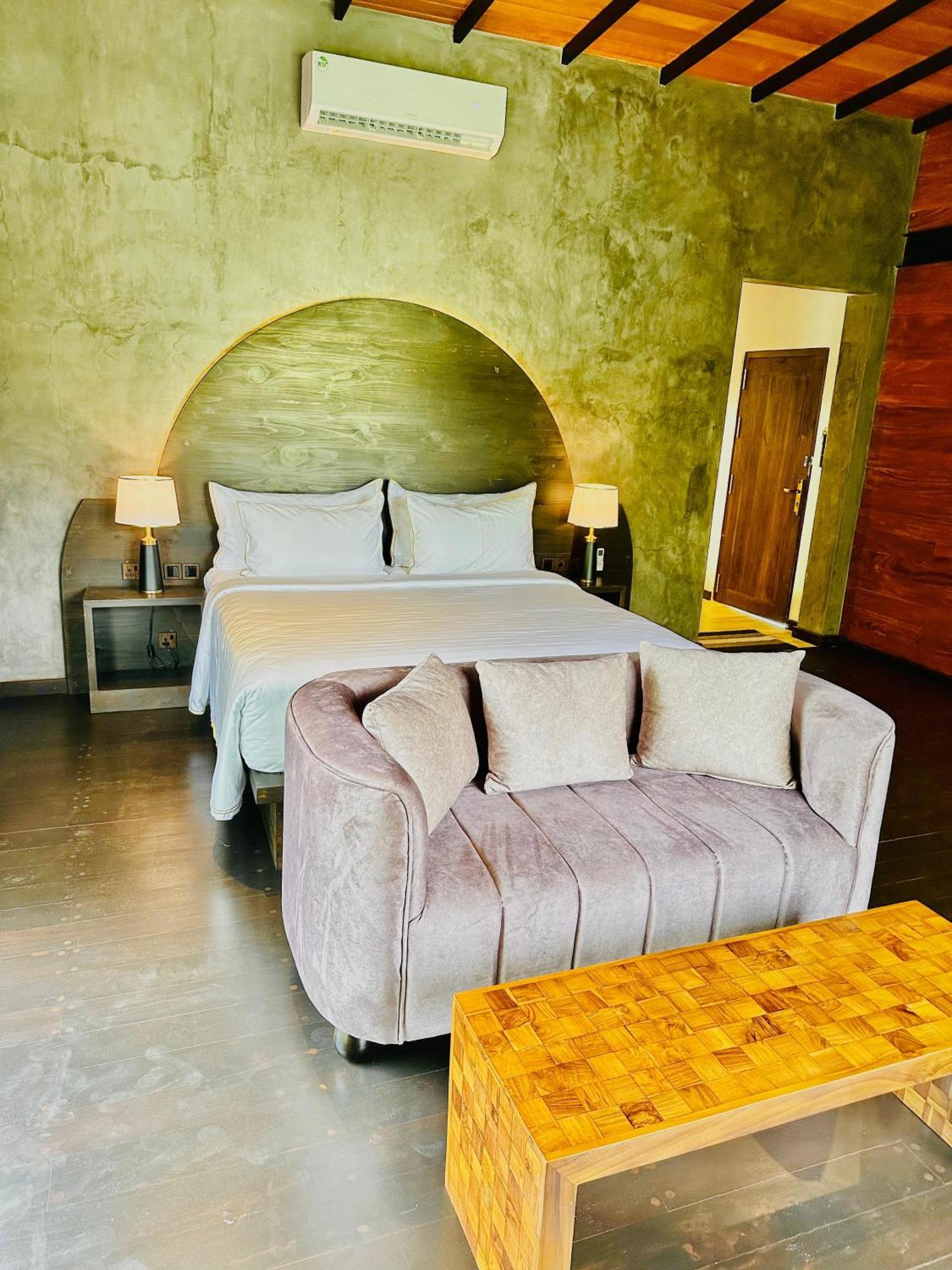 Atha Resort 锡吉里亚 外观 照片 A bedroom at the hotel